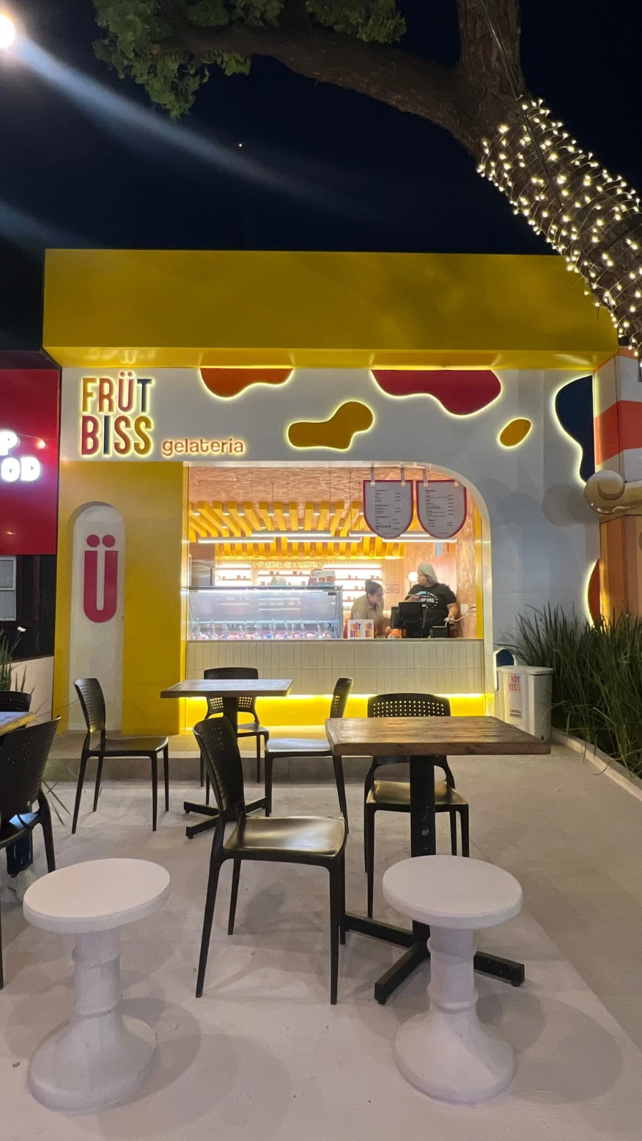 Loja FrutBiss no Imprensa Food Square, à noite